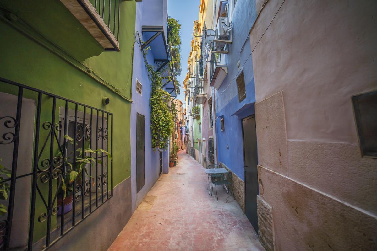 Calle estrecha en el centro histórico de la localidad de Villajoyosa