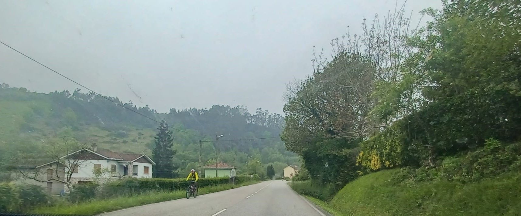 La "otra Vuelta" recorre Siero: lleno total de ciclistas en la carretera Carbonera a su paso por el municipio