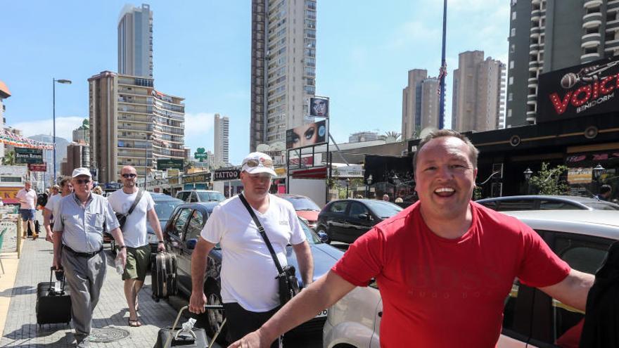 El aumento del turismo inglés palía la caída del mercado nacional en Benidorm