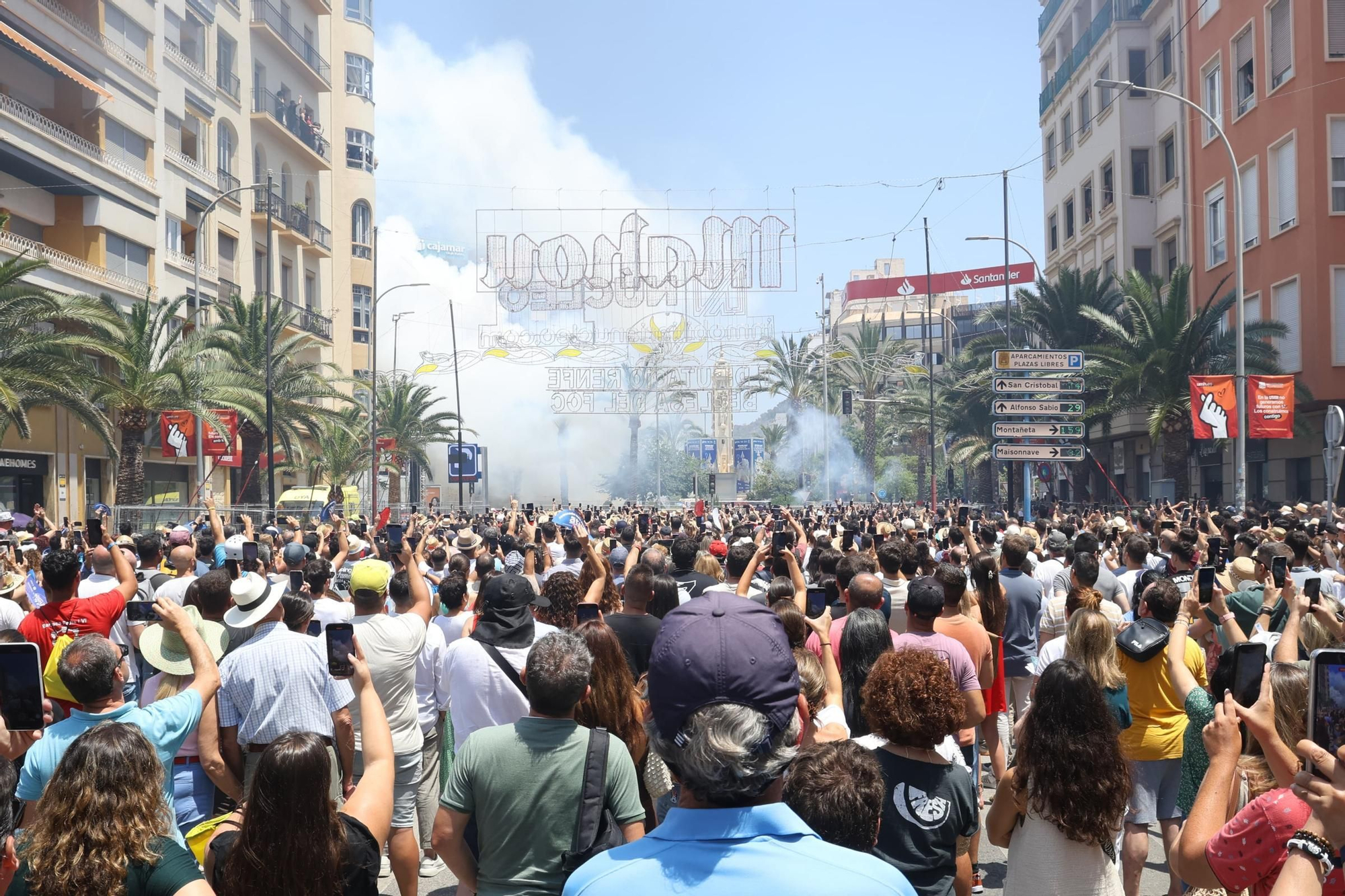 Así ha sido la primera Mascletà de las Hogueras de Alicante 2025 en Luceros