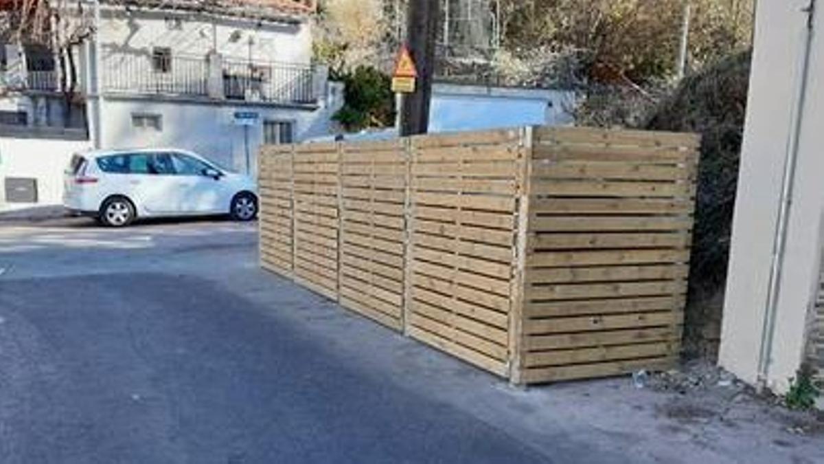 &quot;Corralitos&quot; de madera en Vallvidrera para proteger a los contenedores de basura de los jabalíes