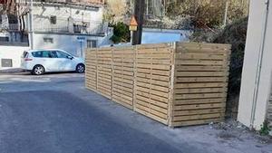 Corralitos de madera en Vallvidrera para proteger a los contenedores de basura de los jabalíes