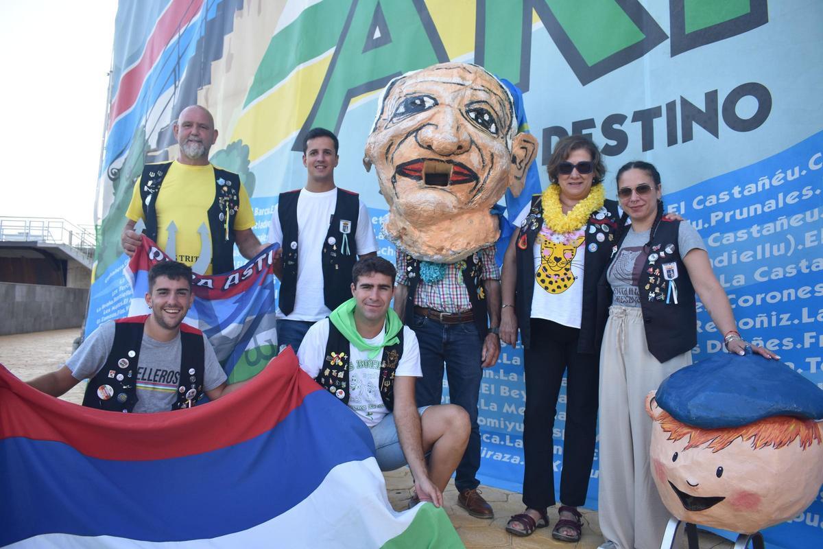 Las seis asociaciones, con sus chalecos y la bandera del Sella