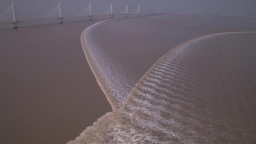 Así es el fenómeno de mareas con forma de escamas de pez en un río de China