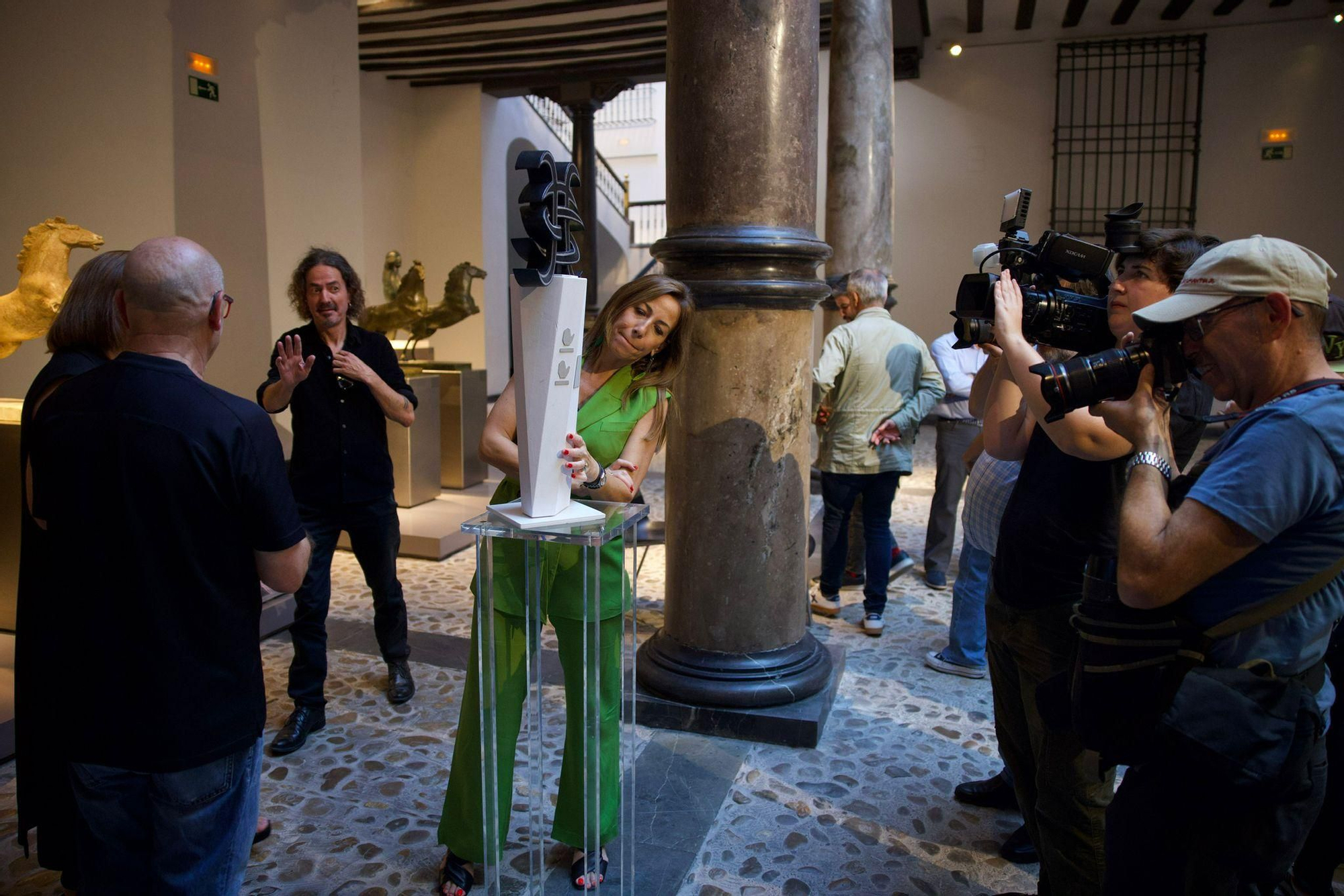Presentación de la escultura en honor a Héroes del Silencio