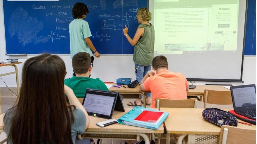 Una professora de secundària, a classe amb els seus alumnes