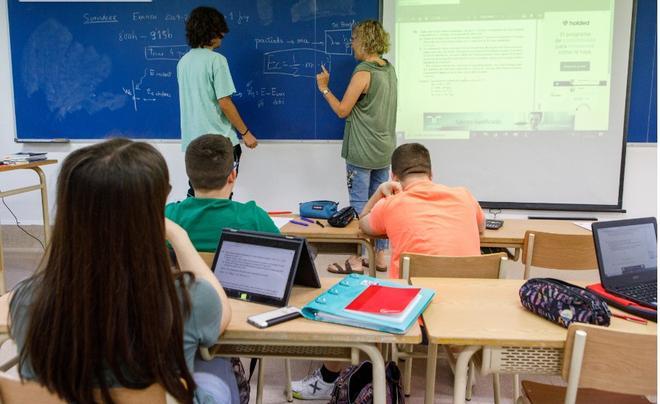 Una profesora de secundaria, en clase con sus alumnos.