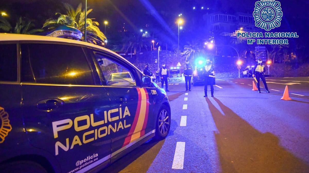 Uno control nocturno realizado por la Policía Nacional en Tenerife.