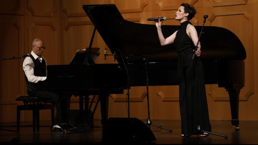Lucía Alonso y Jesús Arévalo, ayer, en el teatro Filarmónica. | LUISMA MURIAS