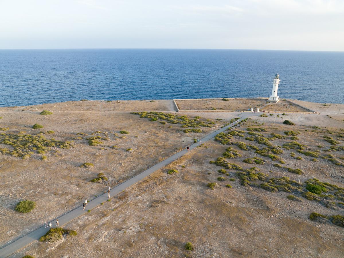 Imagen de es Cap Barbaria, una de las zonas restringidas para vehículos.