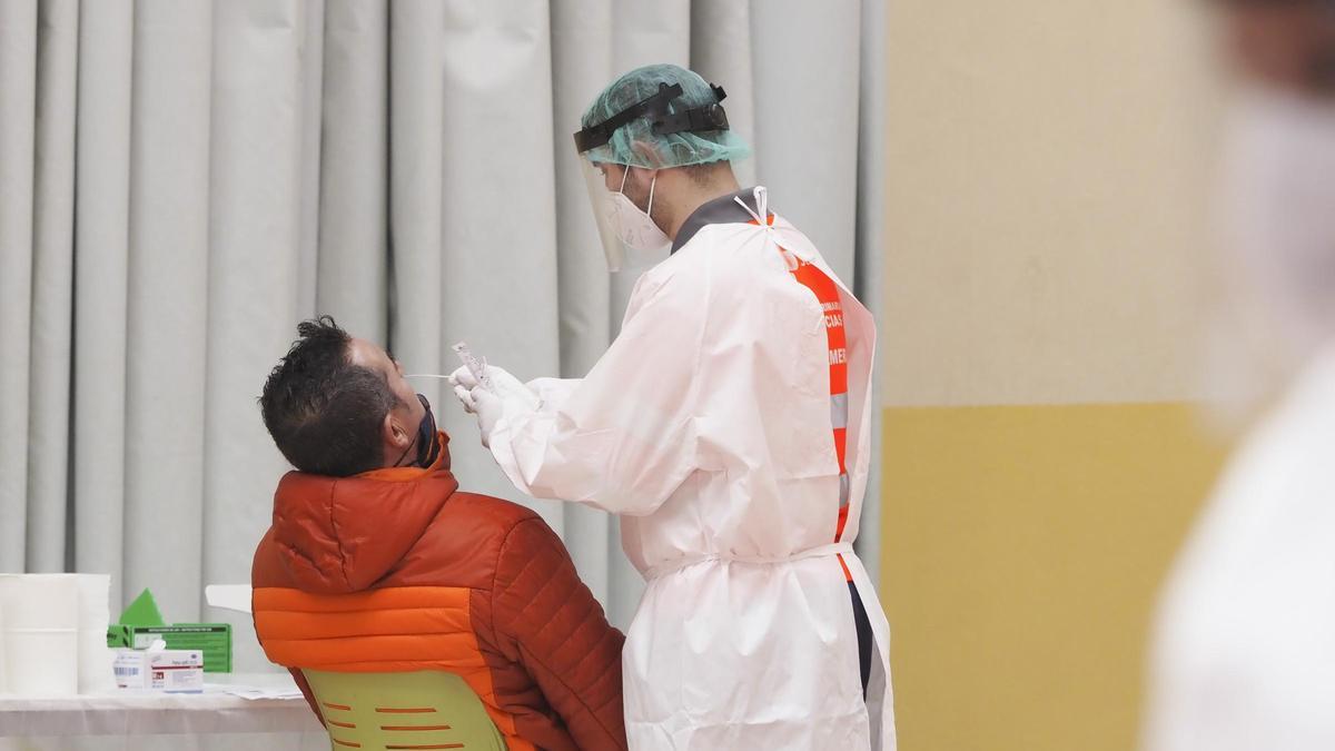 Un sanitario realiza una prueba de detección a un hombre