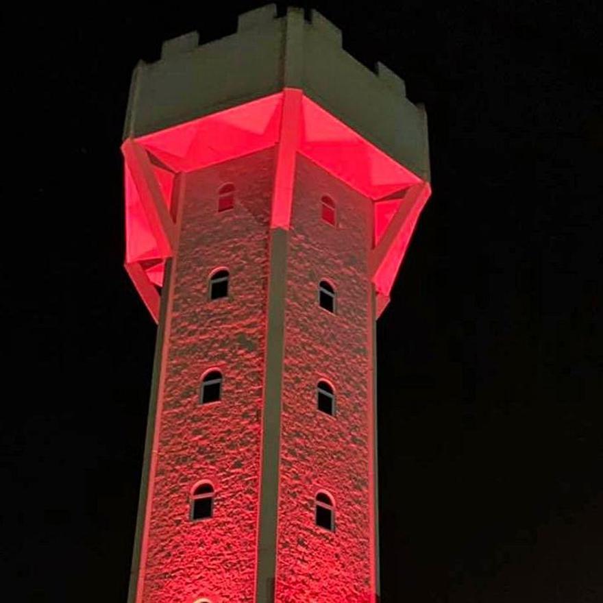 La torre de Arcenillas, con focos rojos. | A. A.