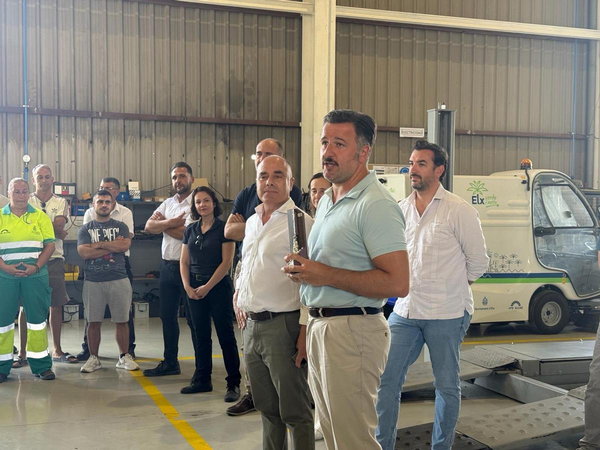 El alcalde se dirige a los trabajadores de UTE Elche para transmitirles su felicitación por el galardón conseguido
