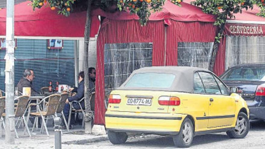 Reiteran la petición de poner veladores en plazas de párking