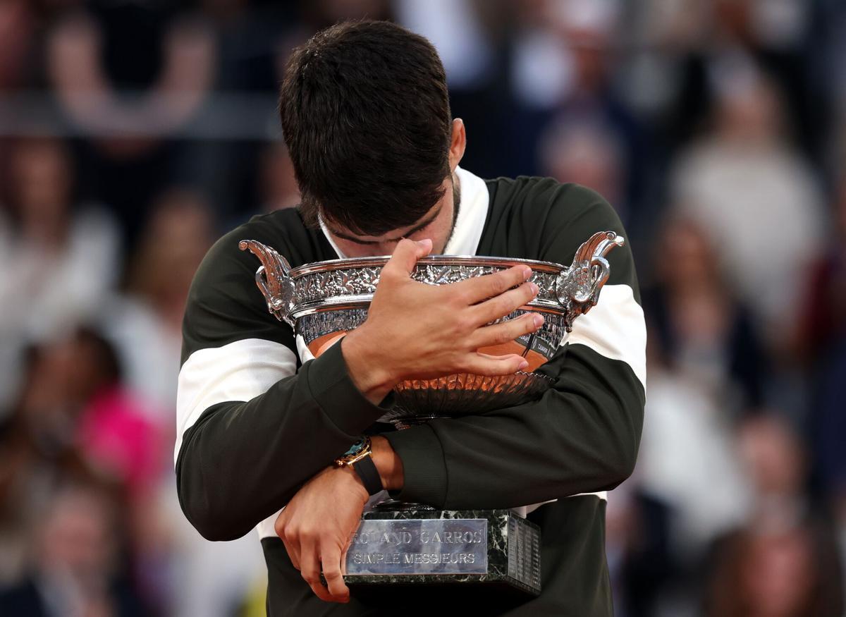 PARIS (France), 08/06/2025.- Carlos Alcaraz of Spain celebrates with the Coupe des Mousquetaires after winning his Men's final match against Jannik Sinner of Italy at the French Open Grand Slam tennis tournament at Roland Garros in Paris, France, 08 June 2025. (Tenis, Abierto, Francia, Italia, España) EFE/EPA/MOHAMMED BADRA