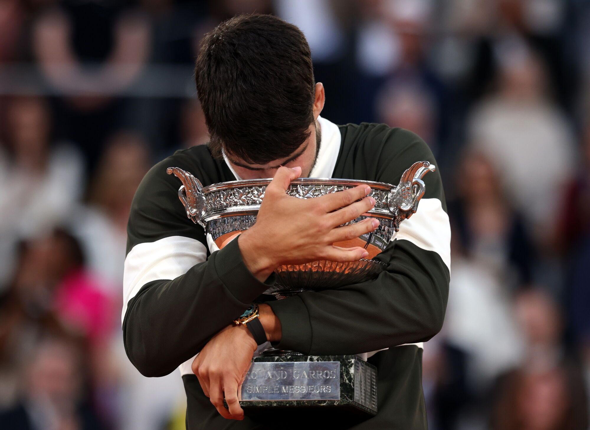 PARIS (France), 08/06/2025.- Carlos Alcaraz of Spain celebrates with the Coupe des Mousquetaires after winning his Men's final match against Jannik Sinner of Italy at the French Open Grand Slam tennis tournament at Roland Garros in Paris, France, 08 June 2025. (Tenis, Abierto, Francia, Italia, España) EFE/EPA/MOHAMMED BADRA