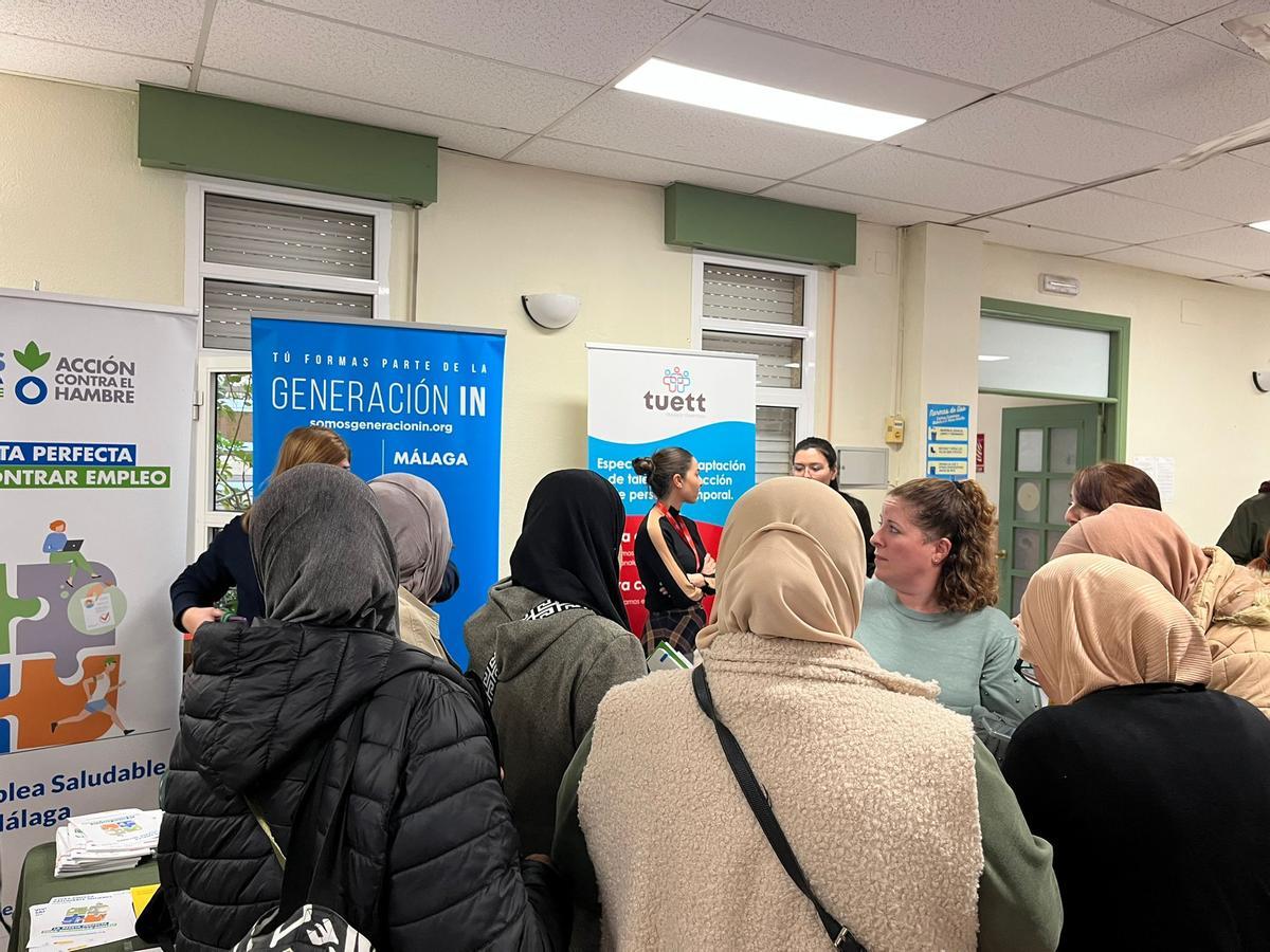 Vecinos de Palma-Palmilla visitan la Feria de Empleo del barrio.