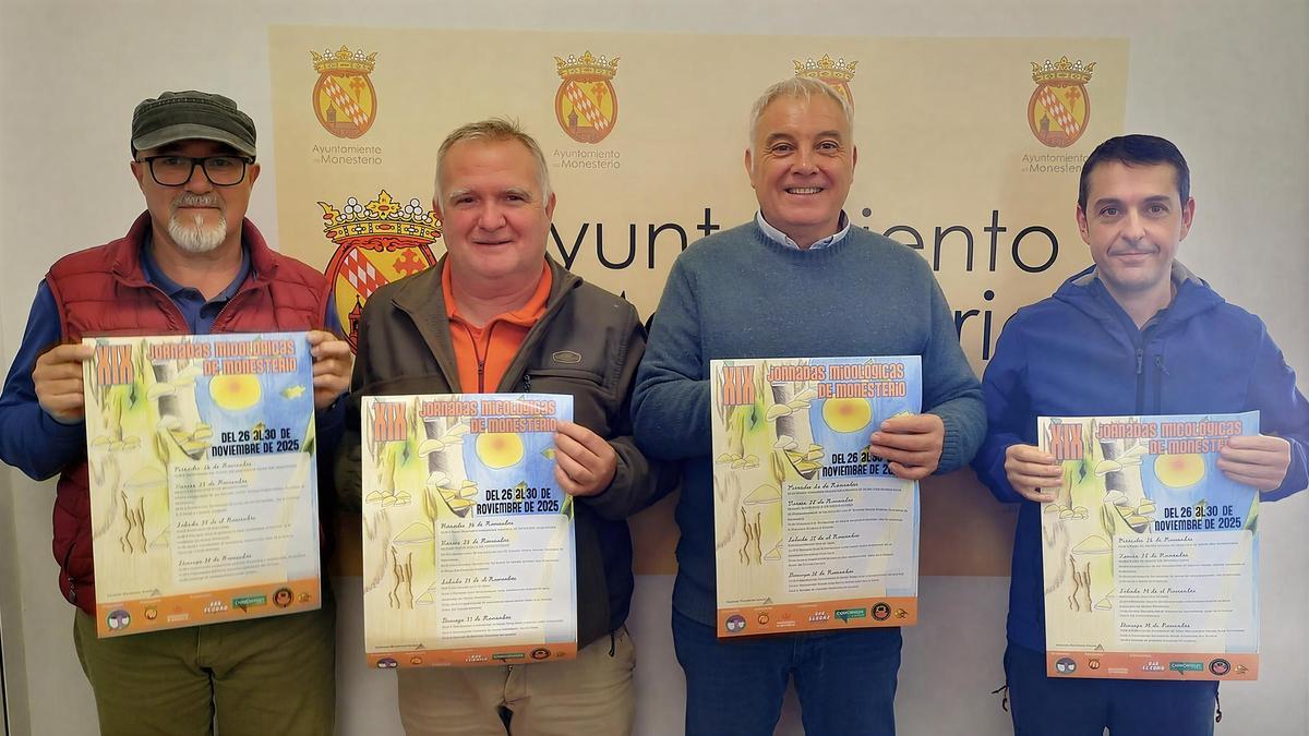 Representantes de la Asociación Micológica Pie Azul de Monesterio