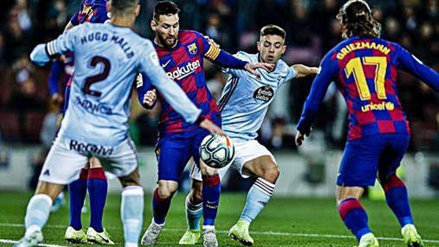 Messi intenta el remate en el interior del área rodeado por varios defensas del Celta.