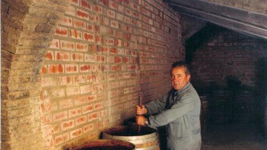 Wenceslao Gil, propietario de Vega Saúco, en las instalaciones de su bodega.