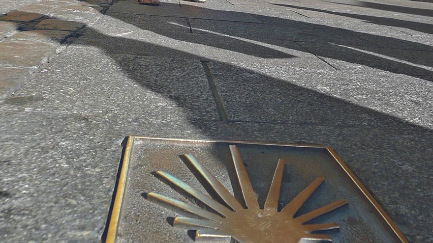 Señal de bronce en el itinerario jacobeo dentro de Salamanca.