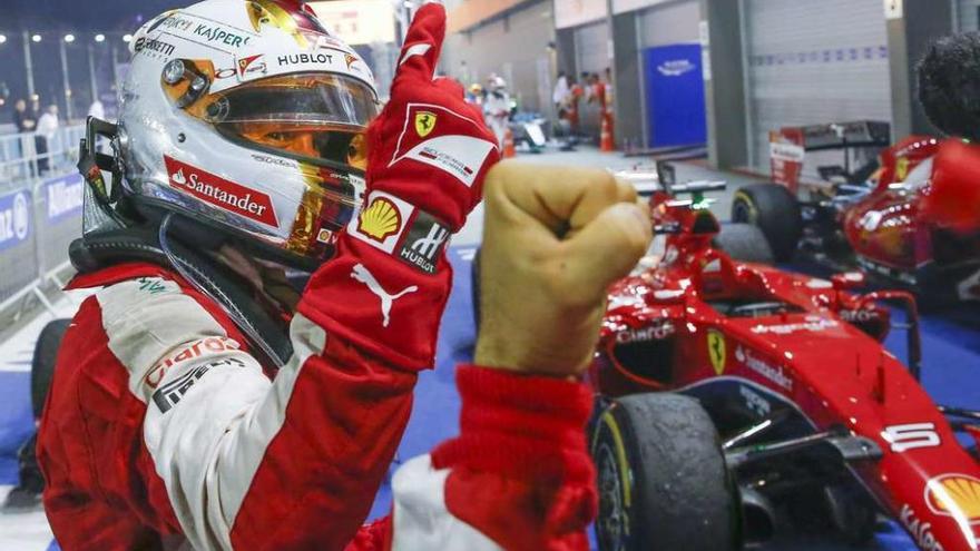 Sebastian Vettel celebra su triunfo elevando su dedo en señal de &quot;número uno&quot; ayer en Singapur.
