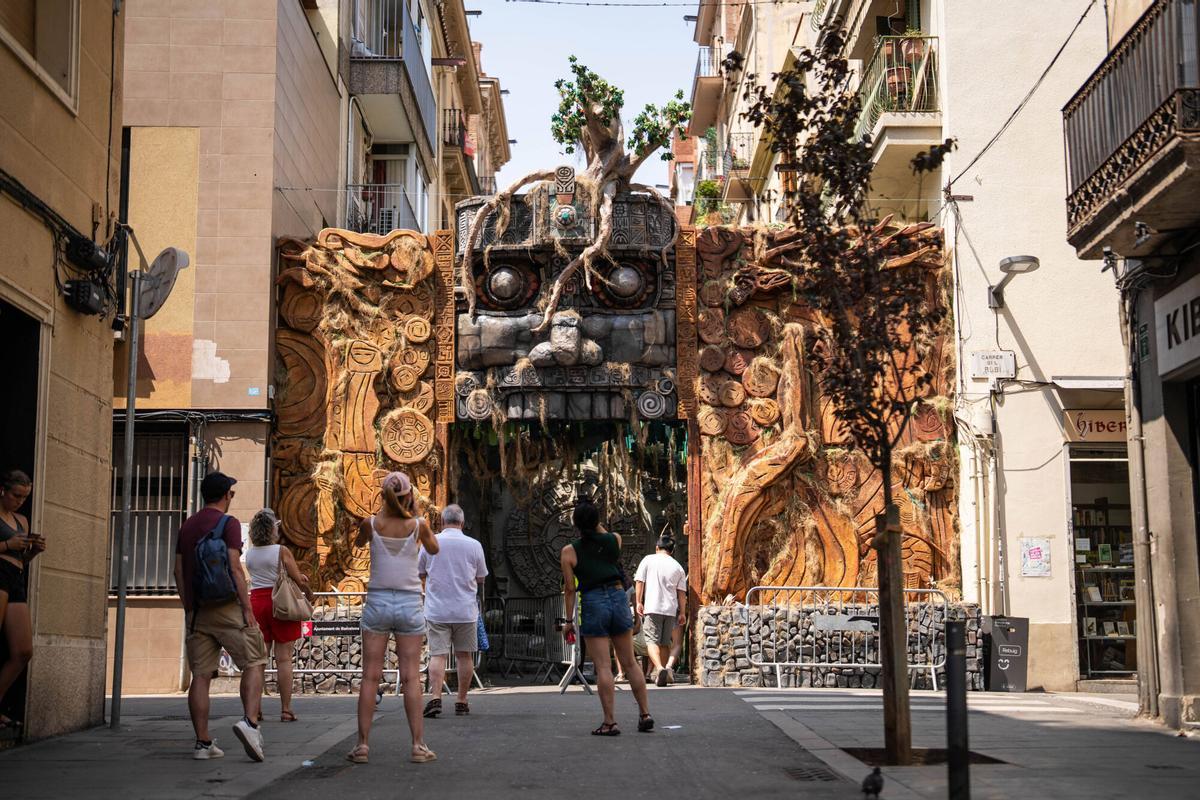 BARCELONA 16/08/2025 On Barcelona. La calle Verdi convertida en ‘Selva Verdi Maya’ en el marco de las Festes de Gràcia. FOTO de ZOWY VOETEN