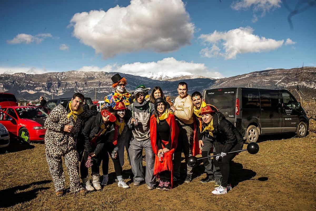 Un grupo de personas disfrazadas en el Carnaval itinerario de La Fueva, Huesca