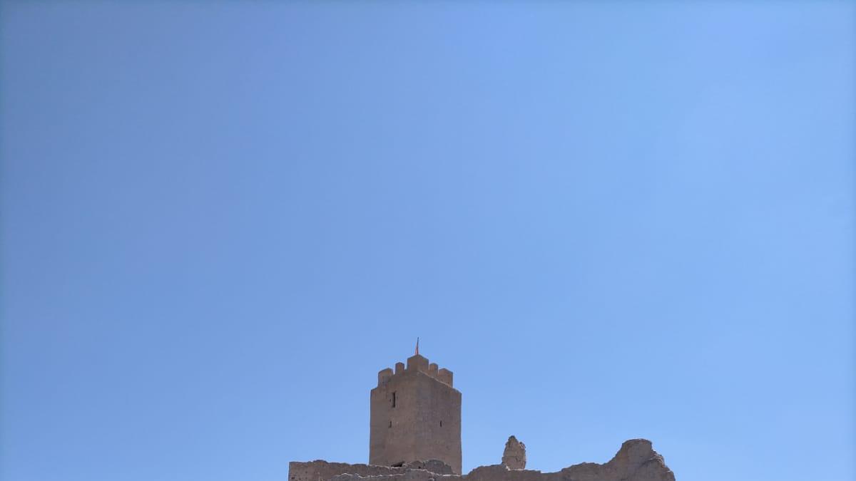 El castillo de Cadrete se eleva en la falda de un cerro, a unos 15 kilómetros al sur de Zaragoza.