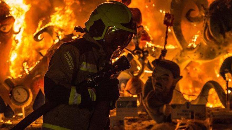 El fuego hace arder los monumentos que el agua de los bomberos apagará para dejar cenizas. / Alex Domínguez