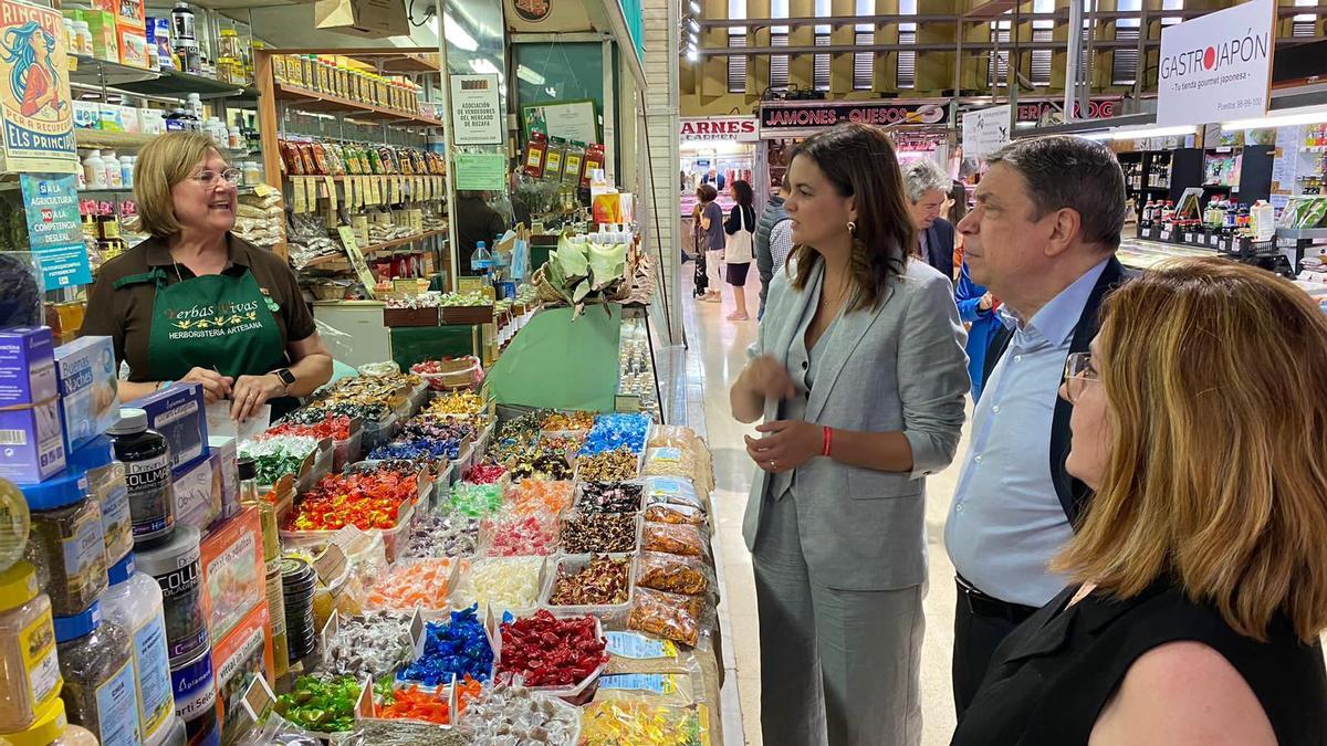 El ministro Planas y Sandra Gómez en el mercado de Russafa.