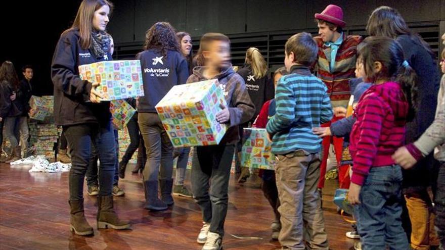 La Caixa entrega regalos a 66 niños sin recursos