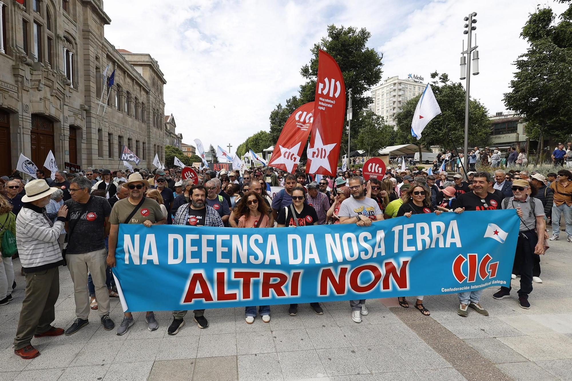 Miles de gallegos marchan de Pontevedra hasta Lourizán en protesta por las celulosas de Ence y Altri