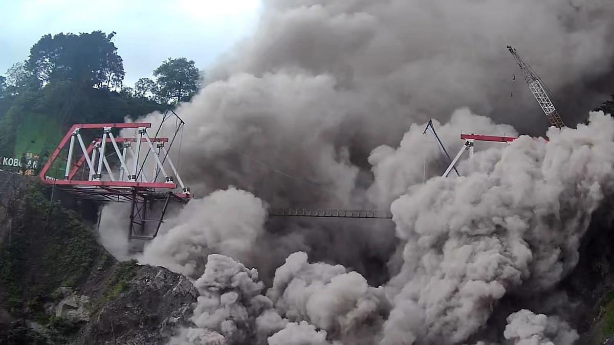 La isla de Java (Indonesia), en alerta por la erupción del volcán Semeru