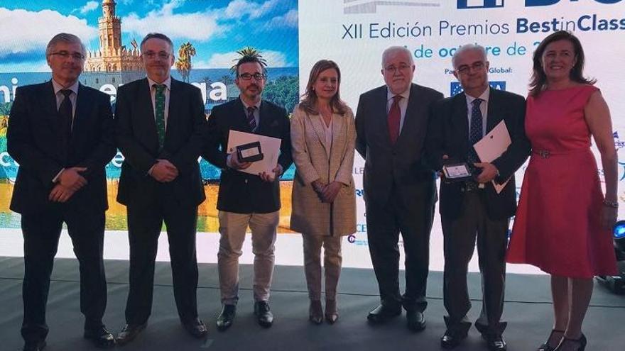 La consejera de Salud, Marina  Álvarez, con directivos del Hospital Costa del Sol, en la entrega de premios.