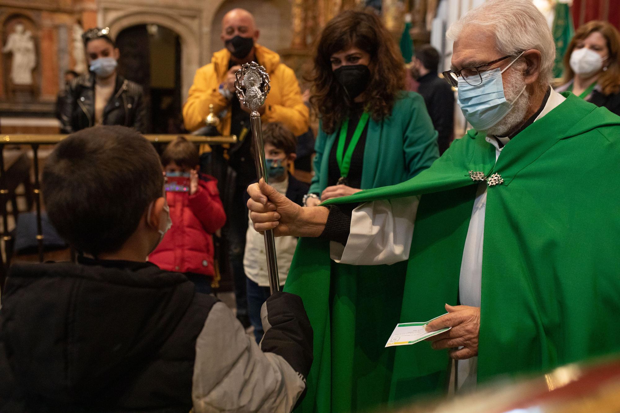 Entrada de nuevos hermanos en la Cofradía de la Virgen de la Esperanza