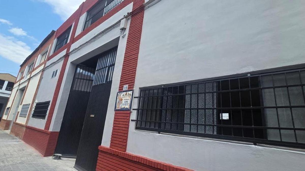 El taller de Ximo Esteve mantiene la "rajola" tras  haberse repintado toda la fachada