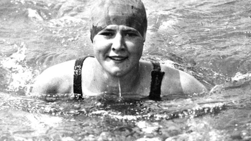 Gertrude Ederle, en la piscina durante un entrenamiento.