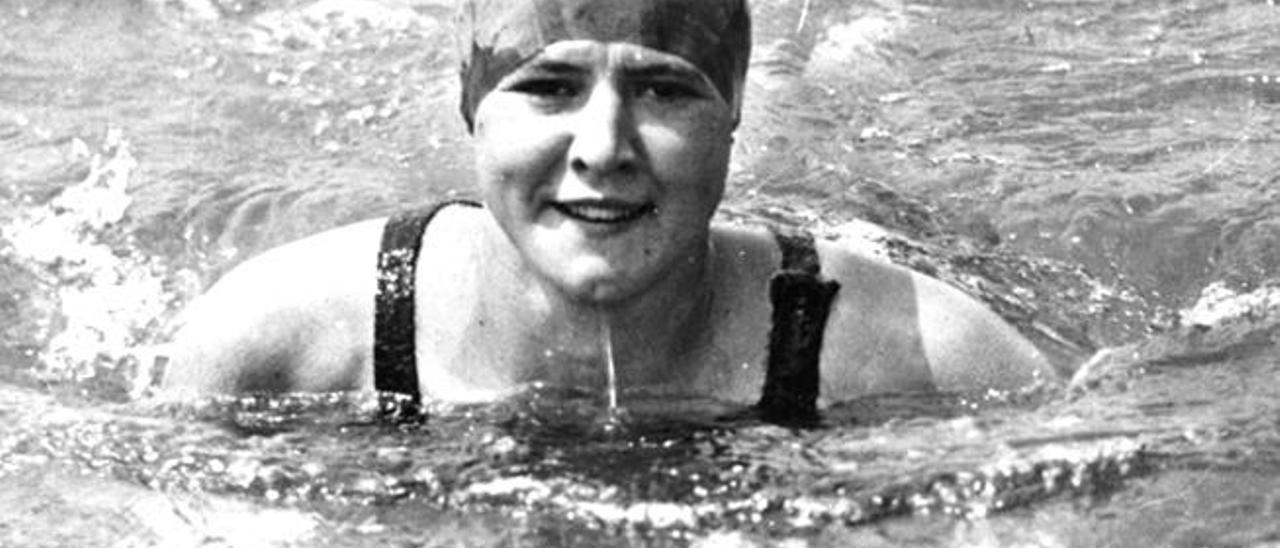 Gertrude Ederle, en la piscina durante un entrenamiento.