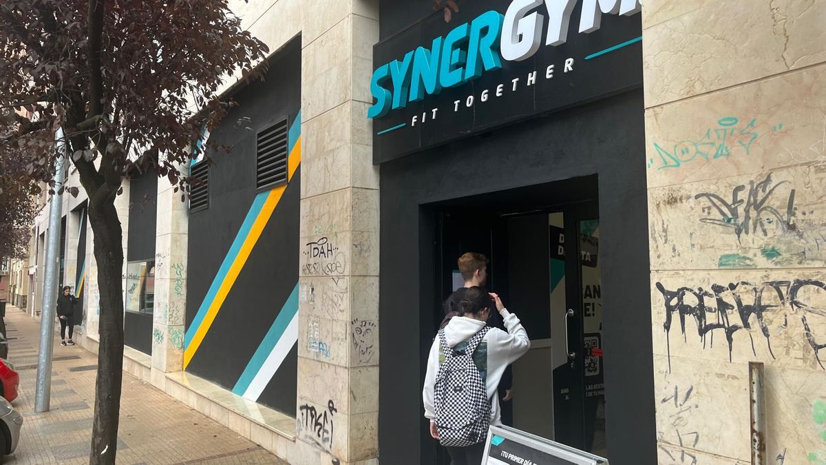 Entrada al nuevo gimnasio en la calle León Leal.