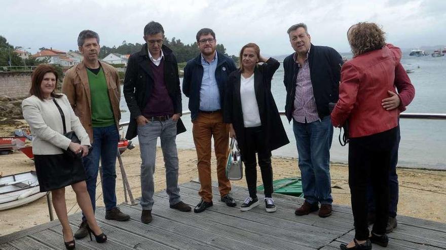Eduardo Madina con militantes afines a la candidatura de Susana Díez, ayer en A Illa. // Noé Parga
