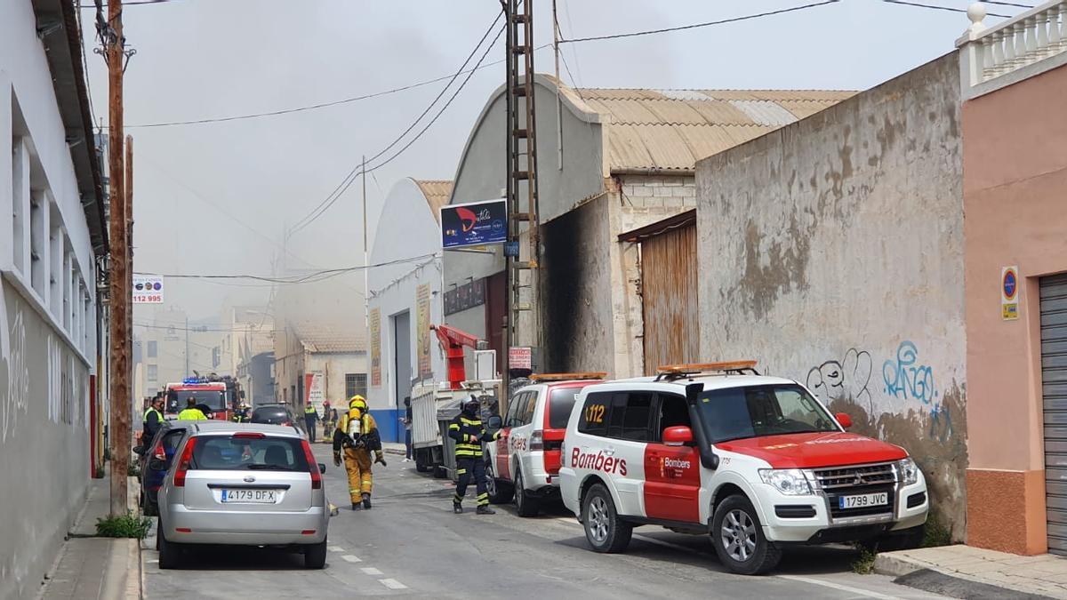 Dos intoxicados en el incendio de un almacén en Alicante