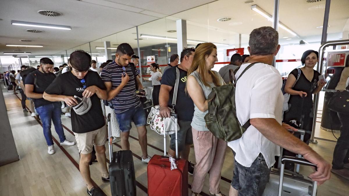 Pasajeros en la estación marítima para coger el ferry a Menorca