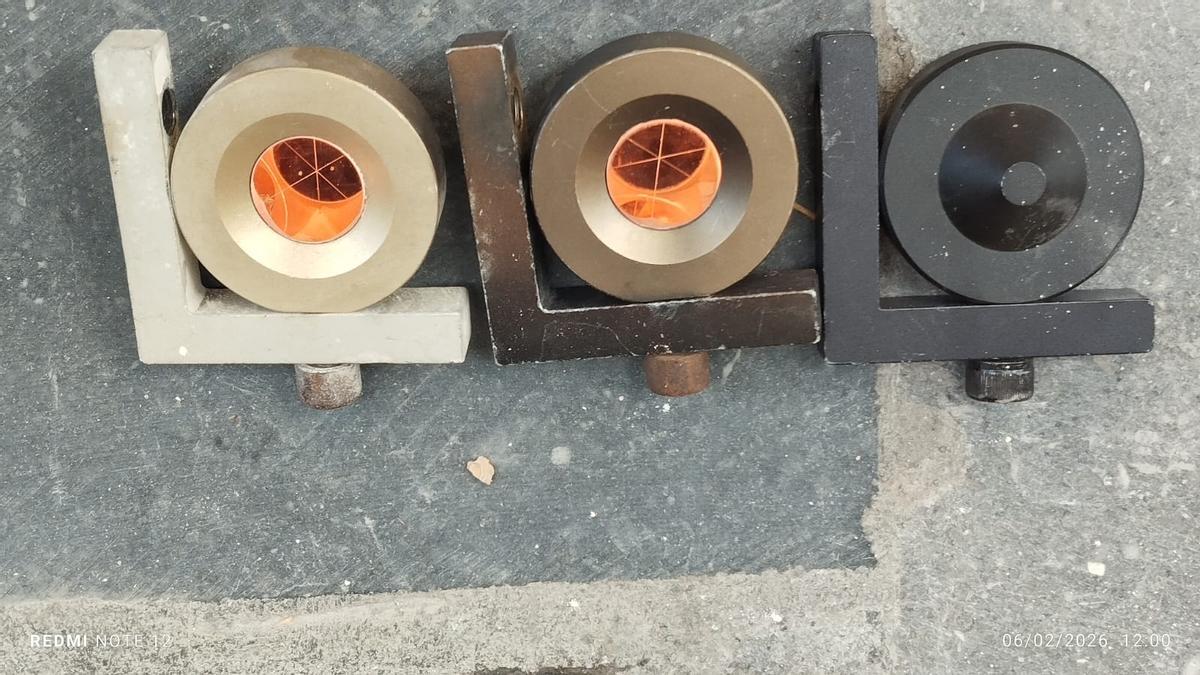 Testimonis preparats per col·locar a les façanes de les cases i de la basílica de la Seu