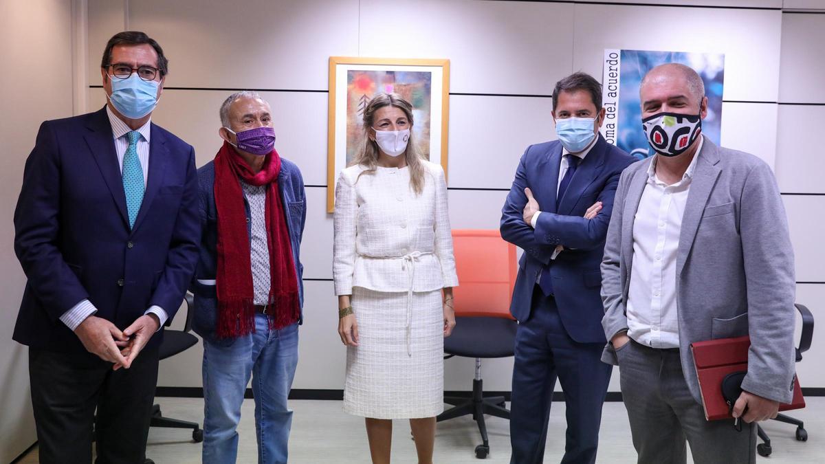 Yolanda Díaz junto a agentes sociales y sindicatos.