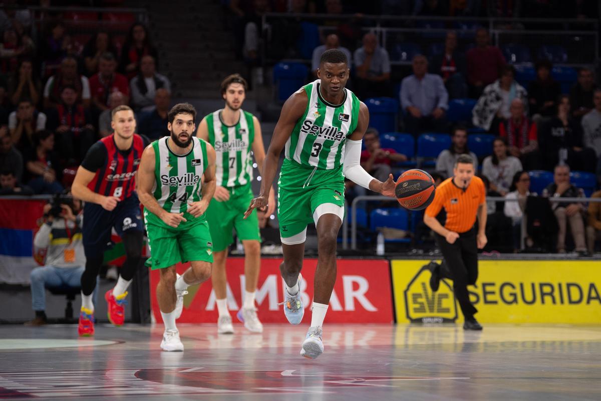 Yannick Nzosa solo jugó un partido con el Betis por culpa de las lesiones.