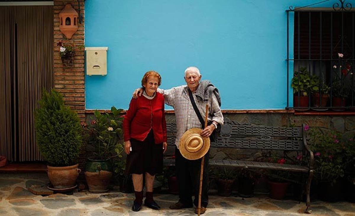 Una parella d’avis al davant de casa seva, a la població de Júzcar, aquest dijous. Les façanes de les cases d’aquest poble malagueny han estat pintades de blau després que la multinacional Sony l’elegís per a l’estrena mundial el 16 de juny de la pel·lícula ’Los pitufos 3D’.