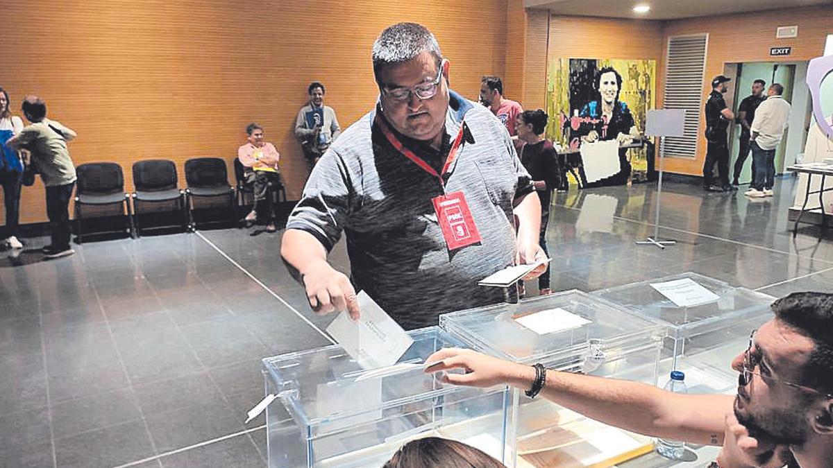 El candidato socialista, Pep Jaume, depositando su voto.