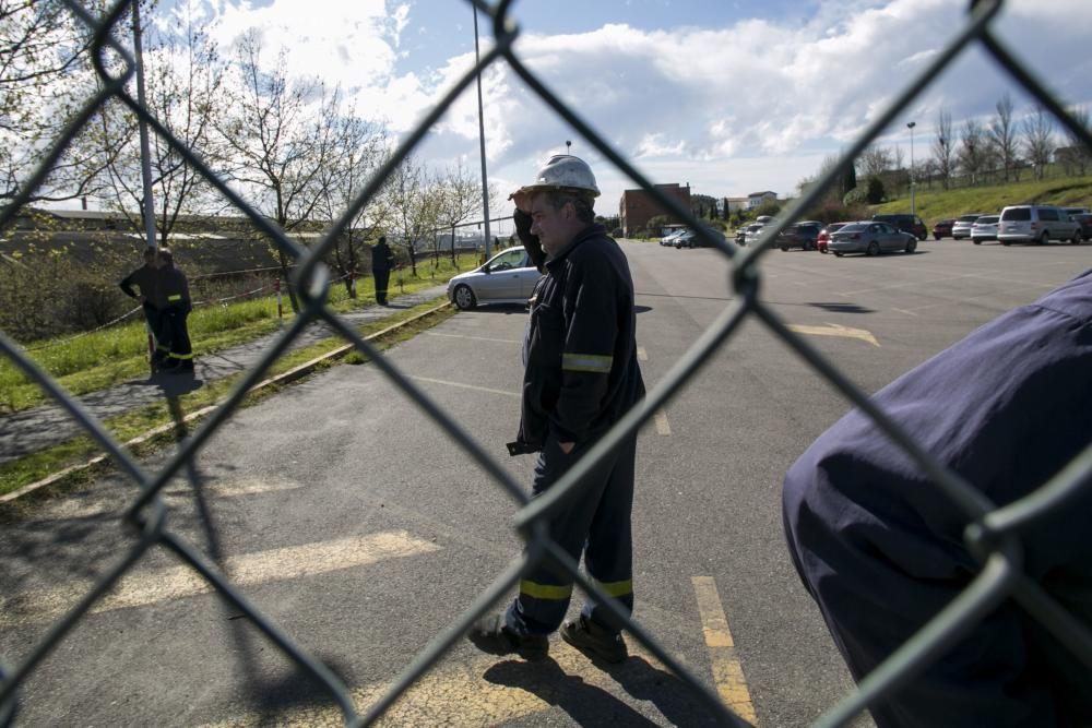 Visita a los familiares a los trabajadores encerrados en las instalaciones de Alcoa