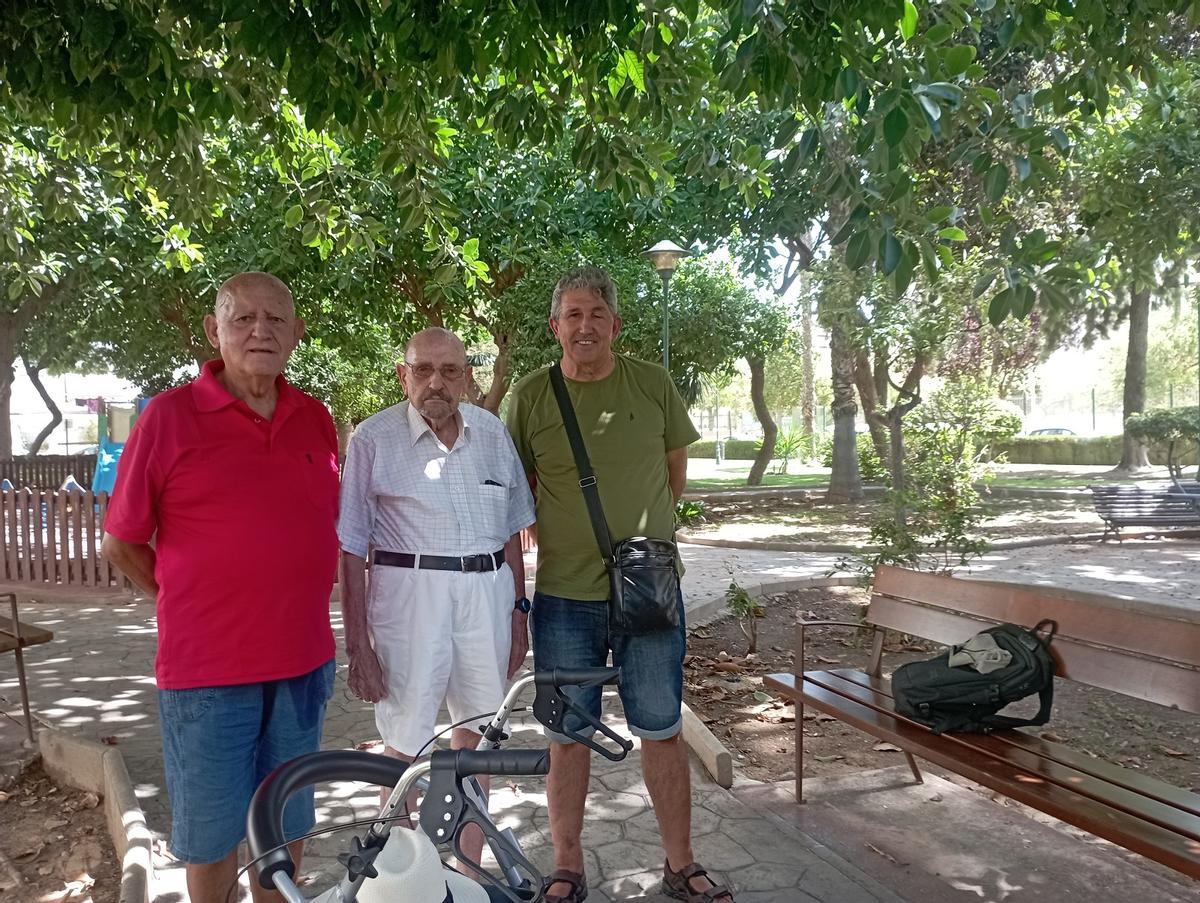 Don Antonio Belgrano, en el centro, acompañado por dos directivos de la asociación de vecinos, el martes en el parque de Sixto